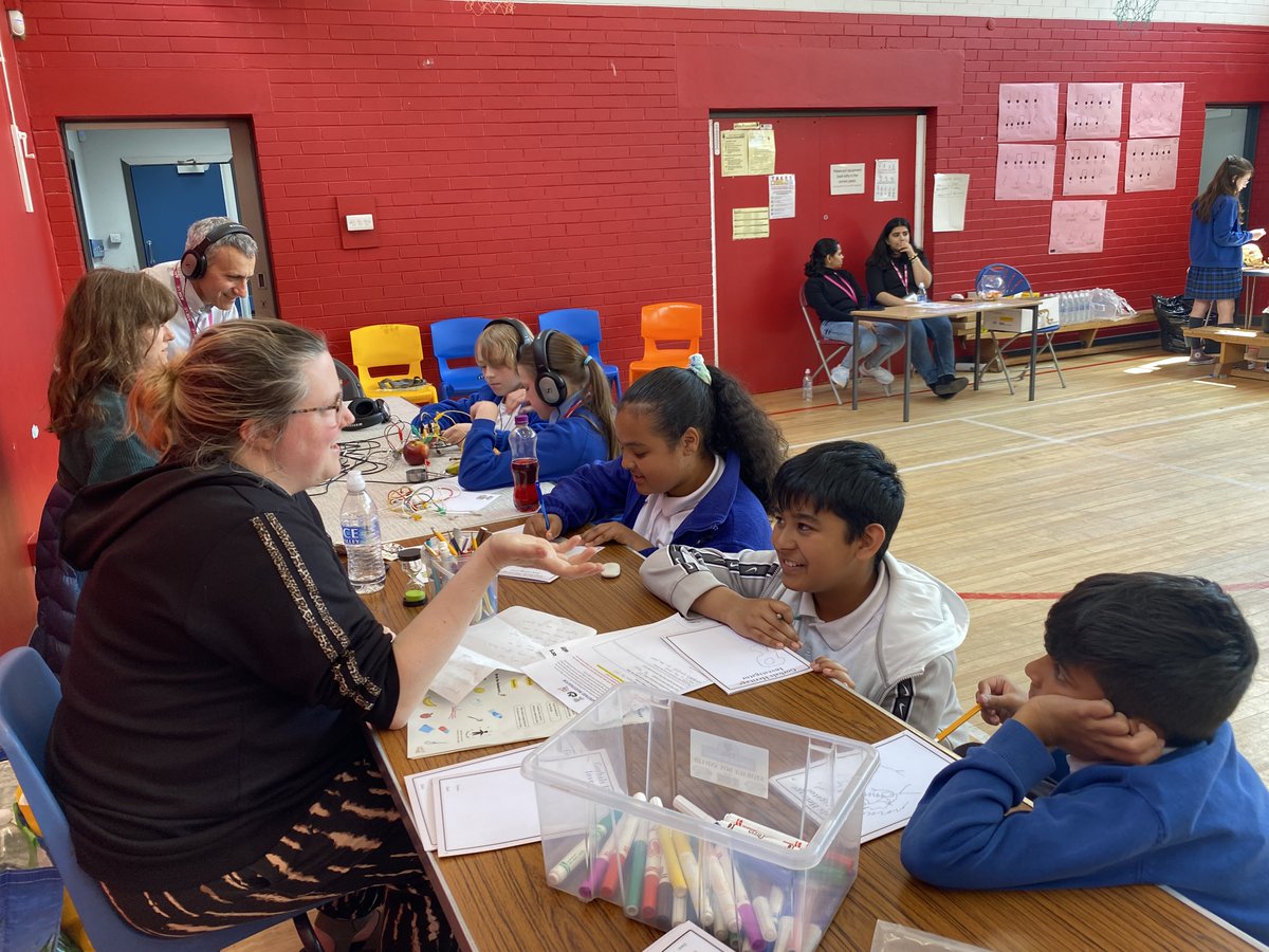 <a href="/SytskeLub/">Sytske Lub</a> from <a href="/UofGMedicine/">UofG Medicine</a> <a href="/DrSharonSneddon/">Sharon Sneddon</a> @GivinitLaldie showing the importance of community heritage!