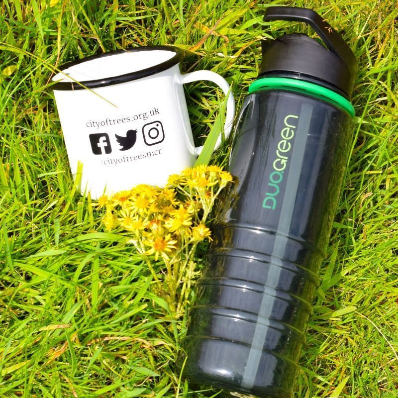 DuoUK's tweet image. Sunday is #Worldrefillday 💧 🚰 
Manufacturing is thirsty work so we provide our team with branded refillable bottles from @SelectBGifts to keep them hydrated. This small change also helps reduce waste &amp;amp; carbon emissions: buff.ly/3QLA7UK ♻️💚 #RefillReuseRepeat