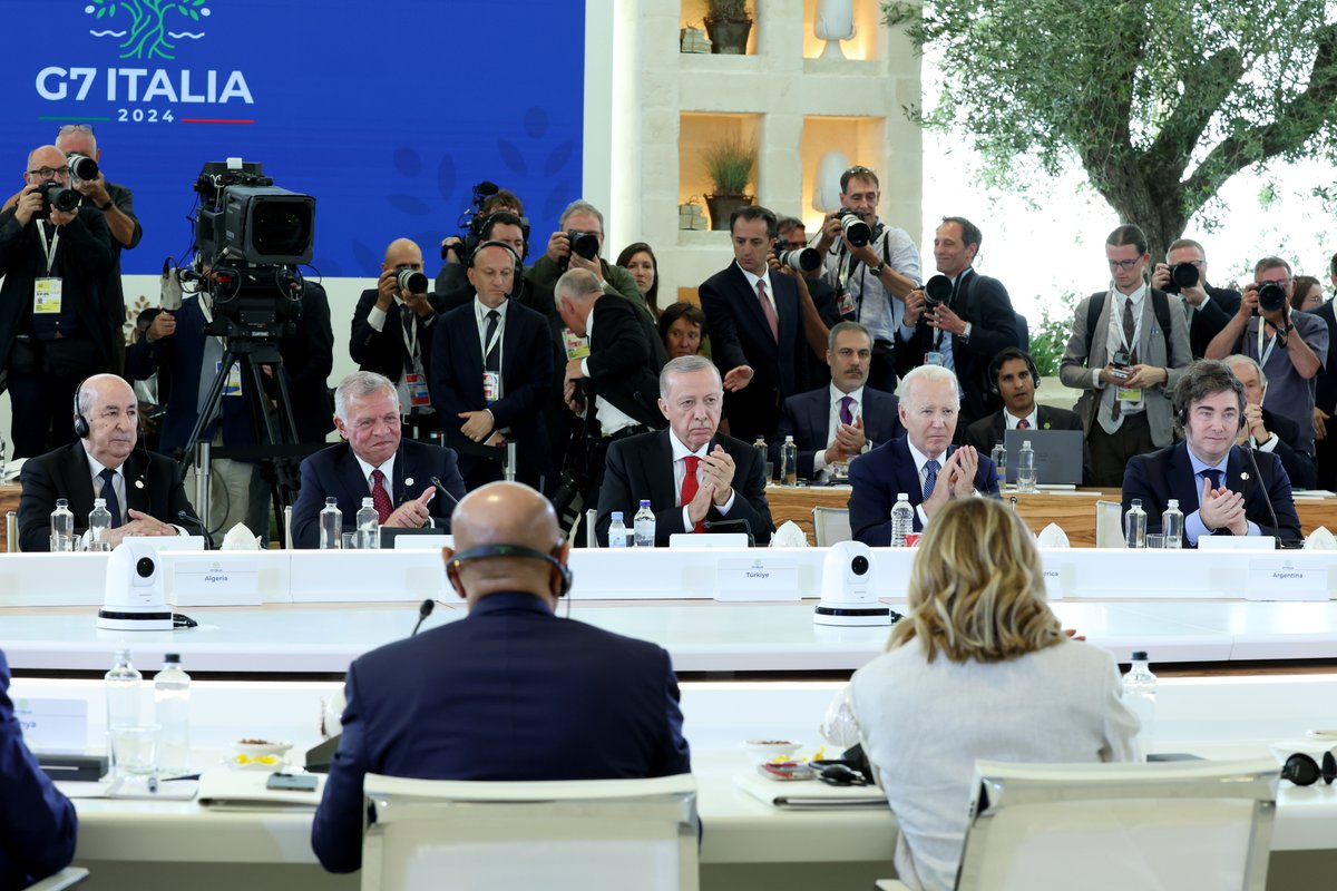 RTErdogan's tweet photo. Bugün İtalya’da gerçekleştirilen G7 Liderler Zirvesi’nin insanlık için hayırlara vesile olmasını diliyorum. 

Küresel sorunların ve bölgesel çatışmaların çözümünde G7 ülkelerinden daha adil, kapsayıcı ve gerçekçi bir yaklaşım beklediğimizi vurgulamak istiyorum. https://t.co/oO9qvtj2iW