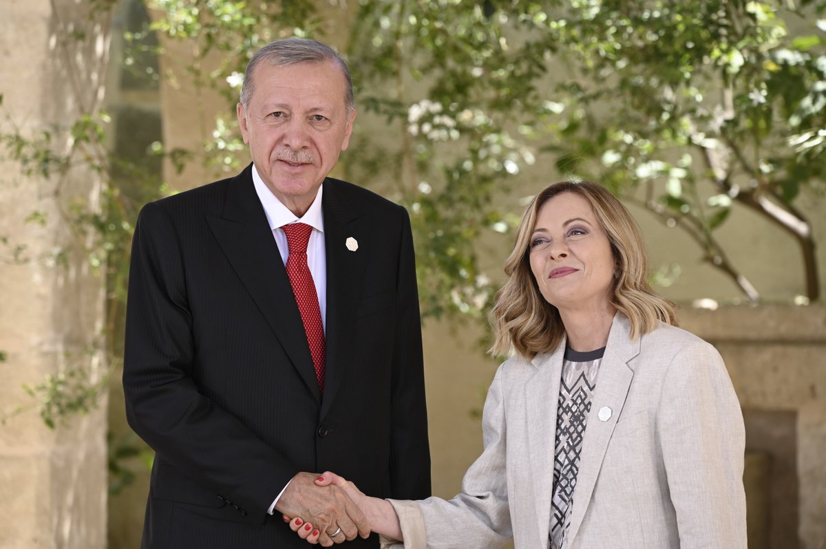 RTErdogan's tweet photo. Bugün İtalya’da gerçekleştirilen G7 Liderler Zirvesi’nin insanlık için hayırlara vesile olmasını diliyorum. 

Küresel sorunların ve bölgesel çatışmaların çözümünde G7 ülkelerinden daha adil, kapsayıcı ve gerçekçi bir yaklaşım beklediğimizi vurgulamak istiyorum. https://t.co/oO9qvtj2iW