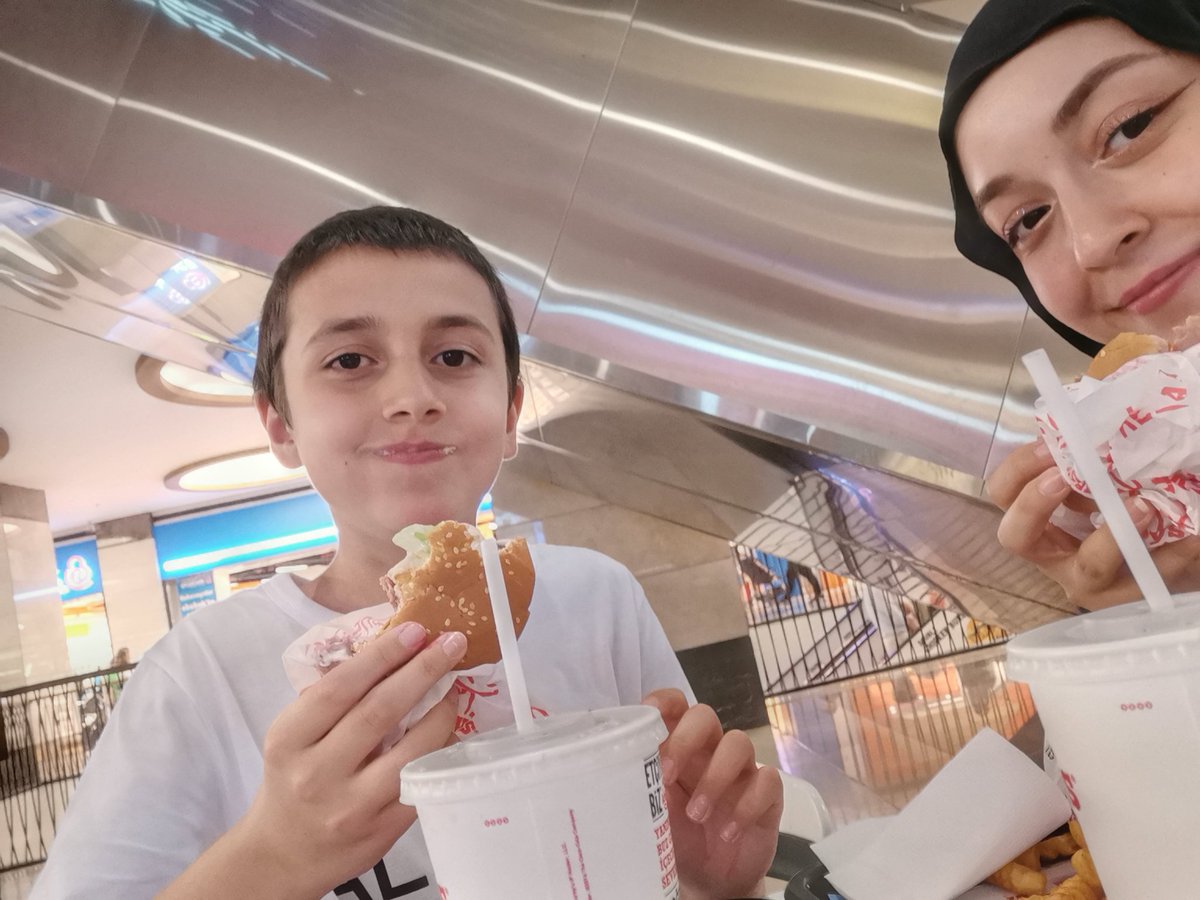 elmaadegilayva's tweet photo. Hamburger yedik şimdi de ters yüz 2 izlicez çıkışta da milkshake gömeriizzz 🧚‍♀️🧚‍♀️ https://t.co/ctH9558ife