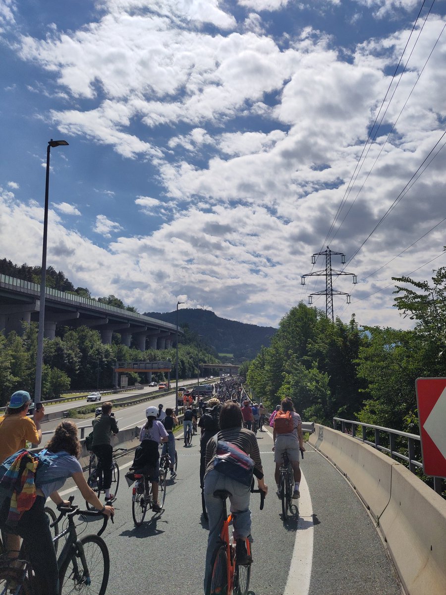 Hypatia857477's tweet photo. So extrem langsam fahren ist mühsam, so laut, so heiß - hab mich heute voll aufgeopfert für den Klimaschutz. Aber Autobahn war geil! #radldemo #autobahn https://t.co/Oh7yaHQkHV