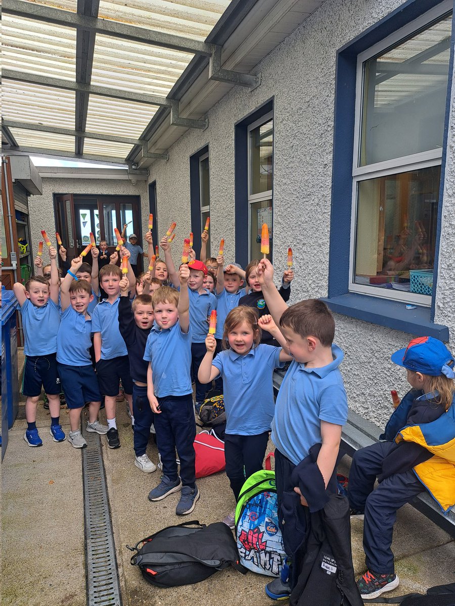 clonmacnoisns's tweet image. Junior &amp;amp; Senior Infants had a brilliant day on their tour at Turoe Pet Farm and finished with ice pops! 🍦🐐🌞