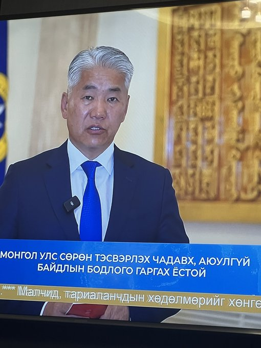 Бүр улны бичил бизнес эрхлэгчдийнхээ жижиг дунд болох ганц боломж #ЖДҮ -г нь нийлж байгаад бөөндөө 950 саяаар жигдхэн хусчихсан гаруудыг бодохоор гомдоод байдаг юм. Өөрөө аймар хадгаламж нтртэй, бүр банк бустай байж таарсышд. Ийм байхад ядуурал яаж буурах билээ?