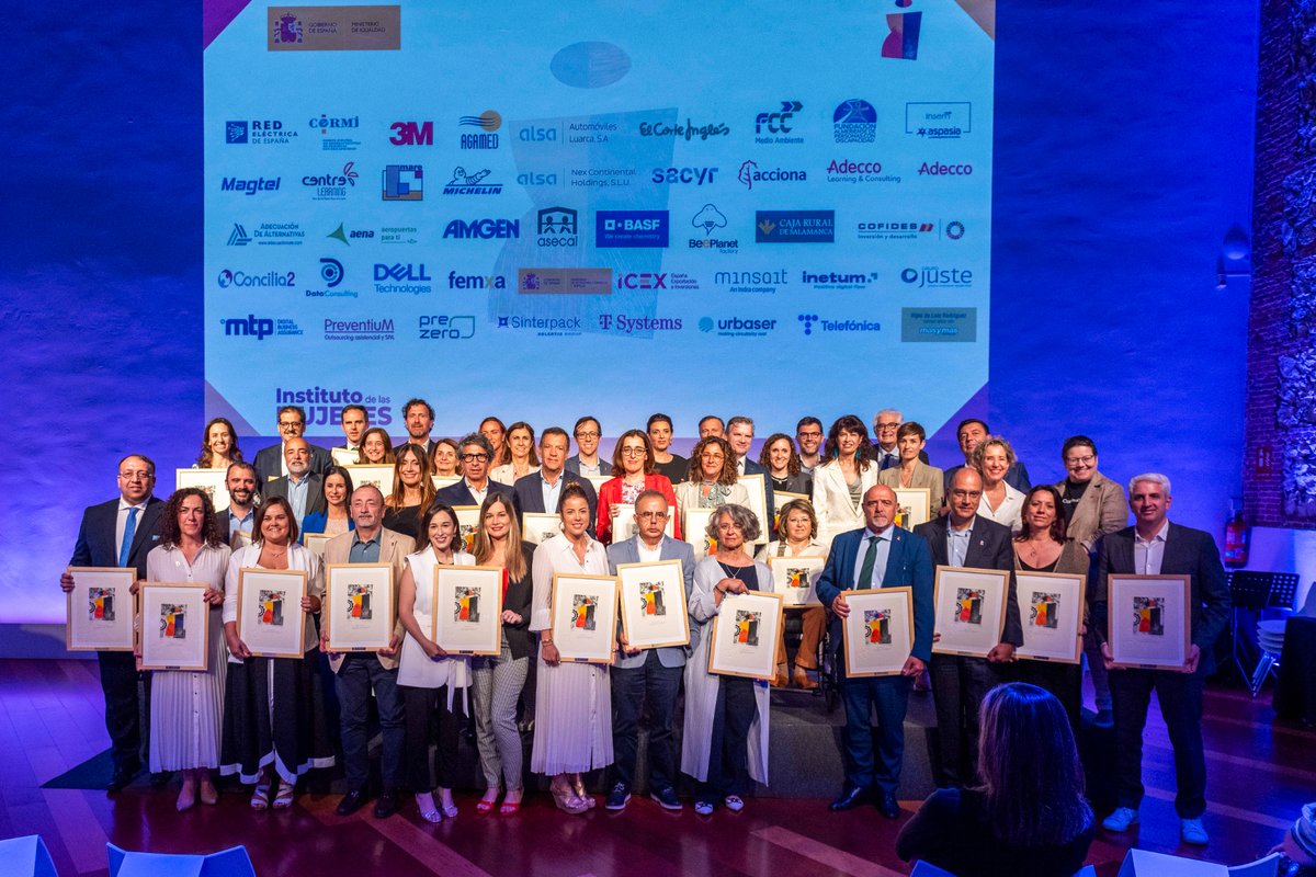 💧 #Agamed ha sido galardonada con el distintivo de 'Igualdad en la empresa'. La consejera y vicealcaldesa de <a href="/TorreviejaAyto/">Ayuntamiento de Torrevieja</a>, <a href="/RosarioChazarra/">Rosario Martínez Chazarra</a>, ha recogido el premio de la mano de la Ministra de Igualdad,  <a href="/_anaredondo_/">Ana Redondo</a>

#RedDistintivoRedIE ☺️