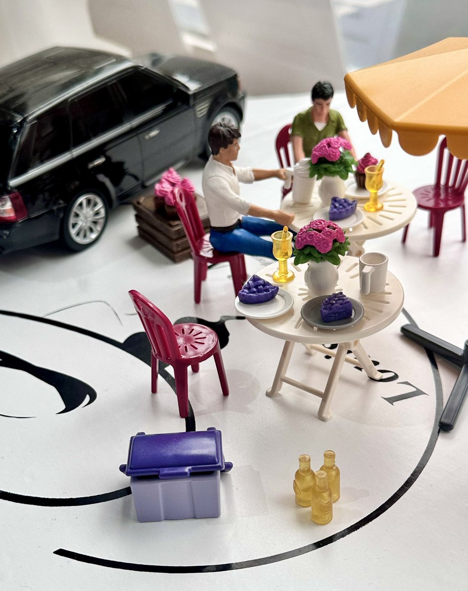 L_C_Millinery's tweet image. The kids are loving our Royal Ascot themed window at the moment Car park picnic, race course 🐎&amp;amp; behind the scenes
With a little bit of artistic license 😊
#royalascot #royalascot2024 #shopwindow #hatshop #hathireshop #racedayhat #hat #hats #wallingforduk  #louiseclairemillinery