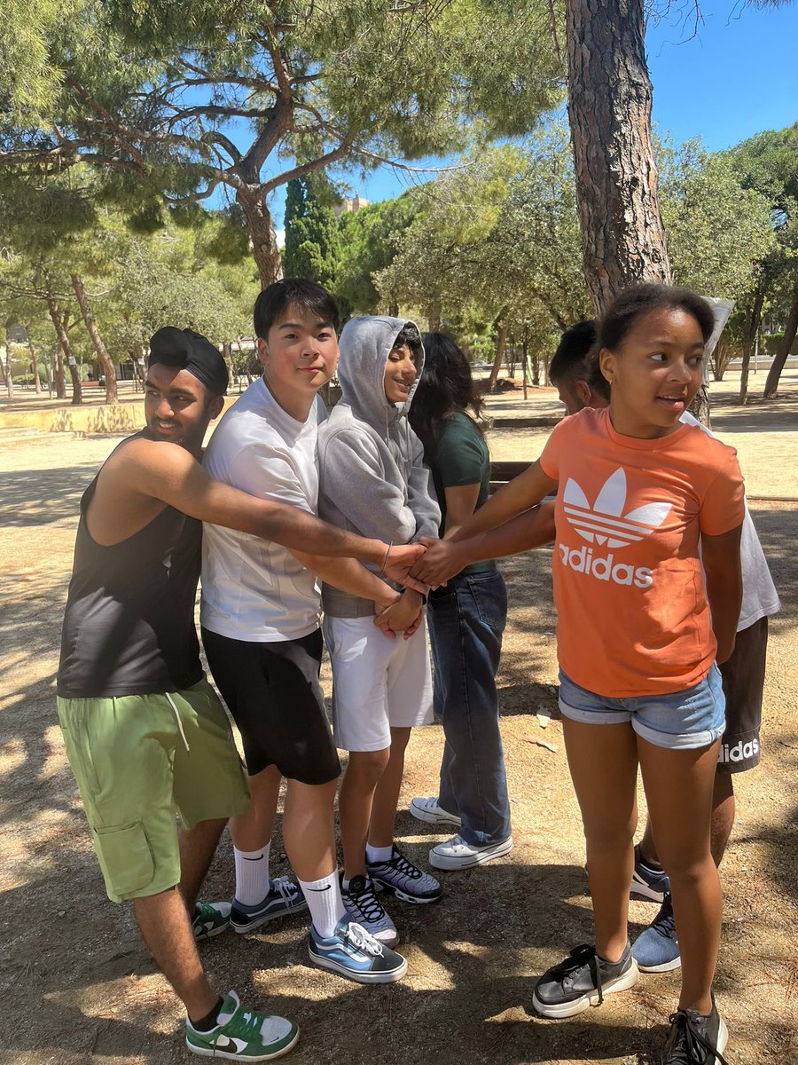 InstitutSants's tweet photo. Ahir els alumnes de l’aula d’acollida van fer una gimcama d’estiu al parc de Joan Miró. La van fer amb proves per parlar en català i jocs d’aigua! #aulaacollida #ESO https://t.co/3a6MQNzFkl