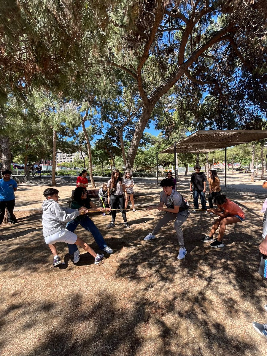 InstitutSants's tweet photo. Ahir els alumnes de l’aula d’acollida van fer una gimcama d’estiu al parc de Joan Miró. La van fer amb proves per parlar en català i jocs d’aigua! #aulaacollida #ESO https://t.co/3a6MQNzFkl