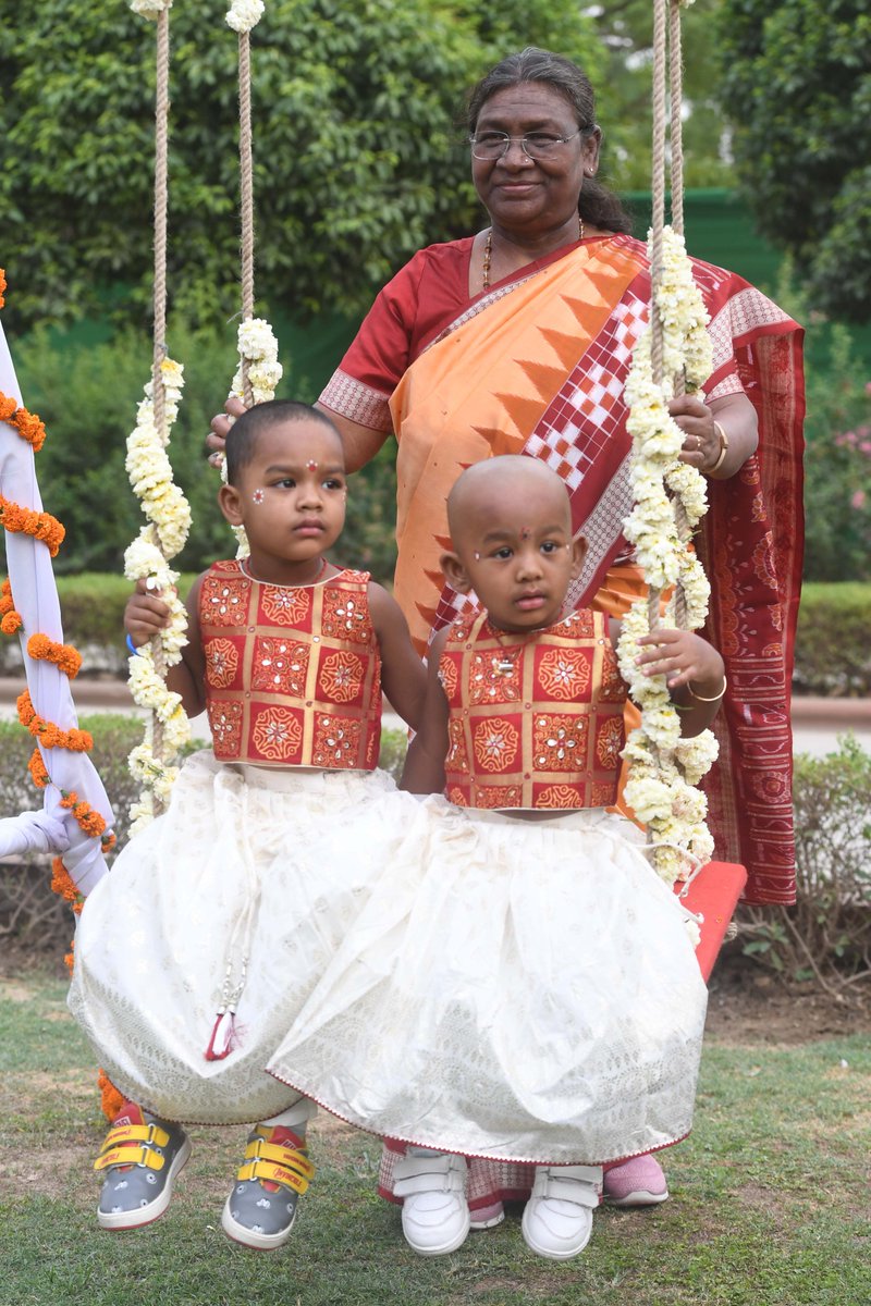 rashtrapatibhvn's tweet image. President Droupadi Murmu attended the celebrations of Raja Parb, an agricultural festival of Odisha in Rashtrapati Bhavan. She also witnessed cultural programme in which Raja Geet and Mayurbhanj Chhau, Sambalpuri and Karma dance performances were presented.