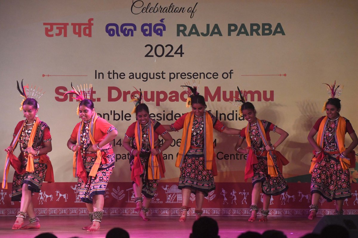 rashtrapatibhvn's tweet image. President Droupadi Murmu attended the celebrations of Raja Parb, an agricultural festival of Odisha in Rashtrapati Bhavan. She also witnessed cultural programme in which Raja Geet and Mayurbhanj Chhau, Sambalpuri and Karma dance performances were presented.