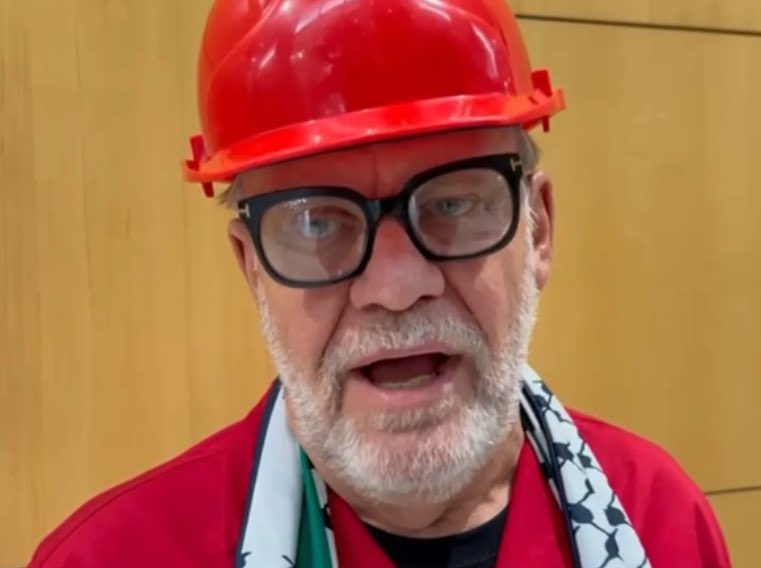 Finnthehuman80's tweet image. Dear South African Tax Payer, 
How do you feel about paying this fool R1,3m per year of your hard earned money + sponsor him two cars and two houses?