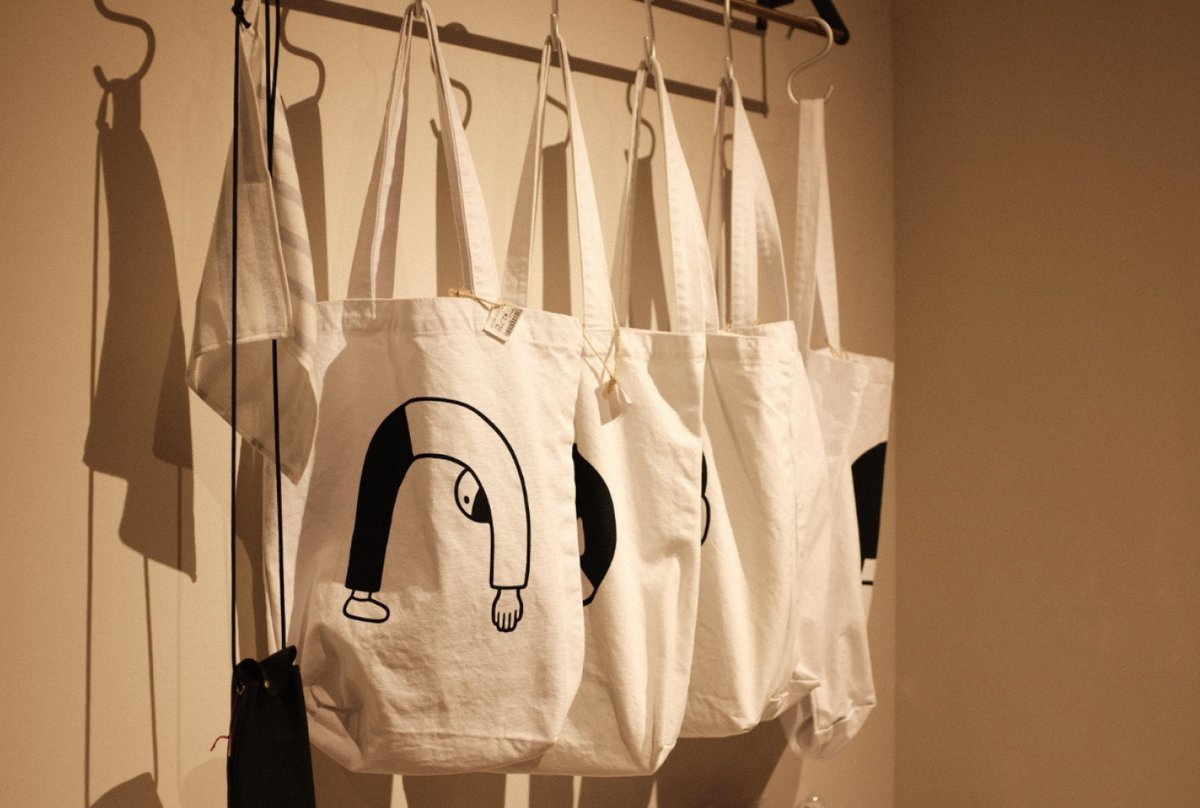gemnoteHQ's tweet photo. Carry your brand to new heights with custom tote bags! 🛍️ Give your customers a stylish and eco-friendly way to carry their belongings while showcasing your brand. With various styles, colors, and designs to choose from, screen-printed totes are a practical promotional item. https://t.co/iNFF69sv5B