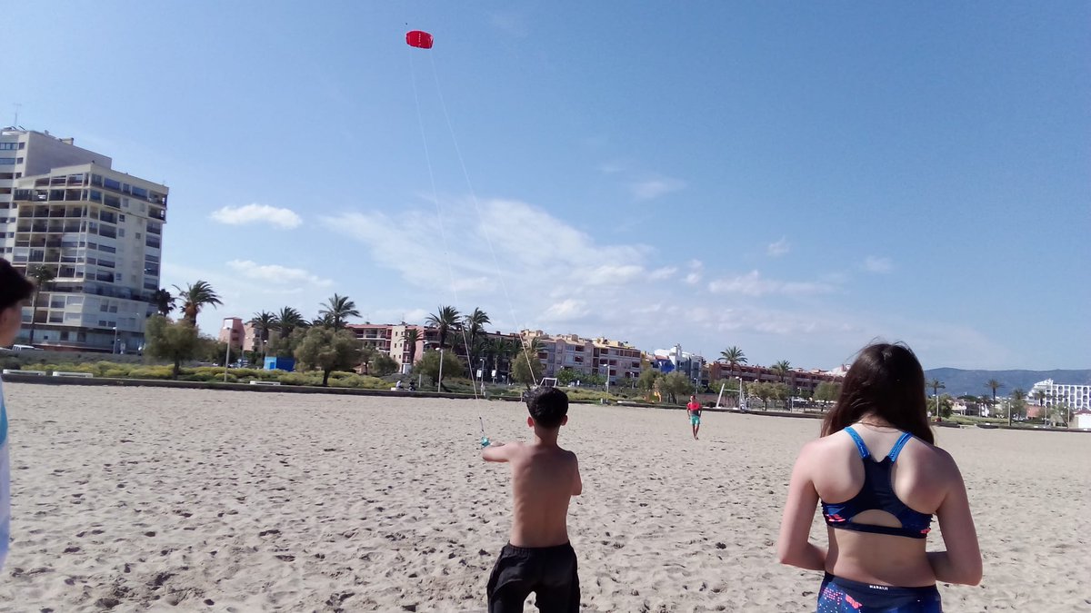 Bona tarda! 😊

Us passem algunes fotografies 📸 dels nois i noies de 2n d'ESO gaudint d'un munt d'activitats a Empuriabrava! 🌊🎉

Avui finalitza l'aventura. Esperem que hagueu gaudit de les colònies! 🏕️✨

Bon cap de setmana! 🌞