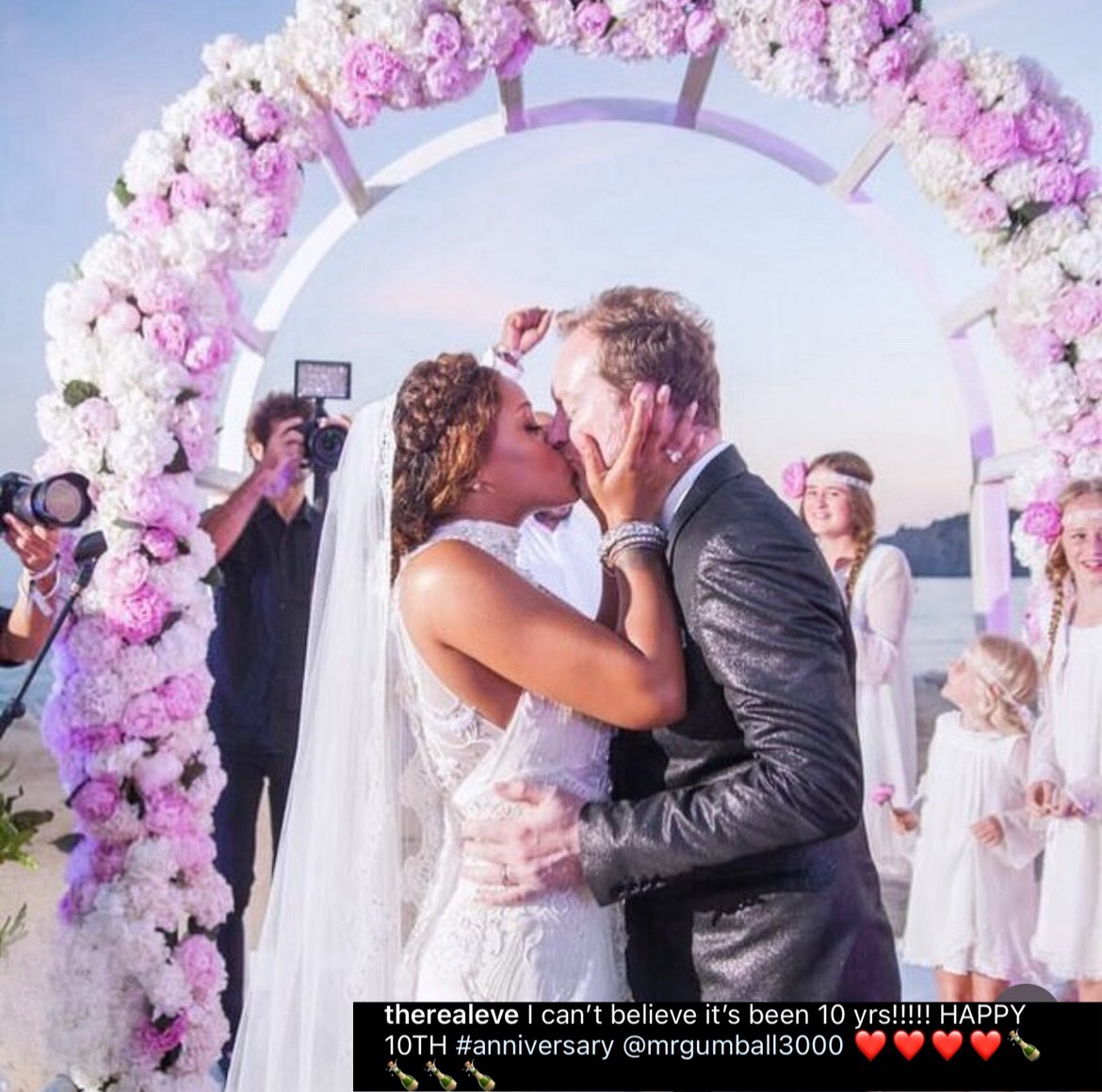 Glock_Topickz's tweet image. Eve celebrates her 10 year anniversary with husband, Maximillion Cooper 

“One of the proudest moments of my life was officiating this wedding” -Bun B