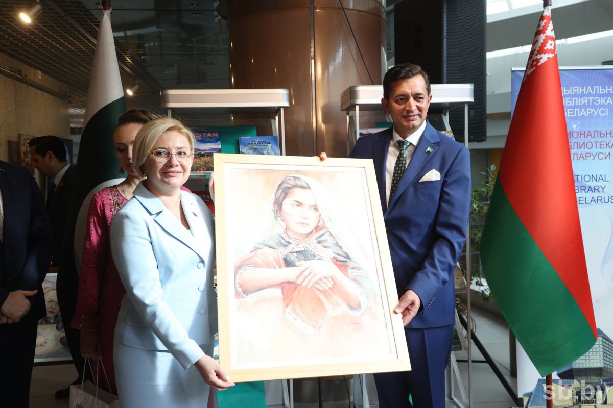 BelarusMFA's tweet photo. The exhibition "Splendors of Pakistan: Artistic Heritage" opened in #Minsk.

First Deputy FM @Lukashevich77 noted the high level of development of #Belarus-#Pakistan relations

"Today, at this exhibition, we speak to each other in a common language of culture &amp; beauty" https://t.co/K6Ahn3CKc1
