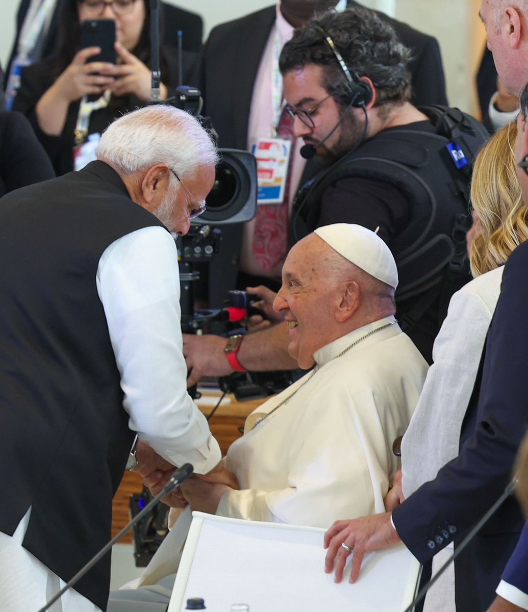 annamalai_k's tweet photo. A dialogue of peace, unity, and shared values in a world yearning for harmony. Our Hon PM Thiru @narendramodi avl with Pope Francis. https://t.co/GNdwuqk18A