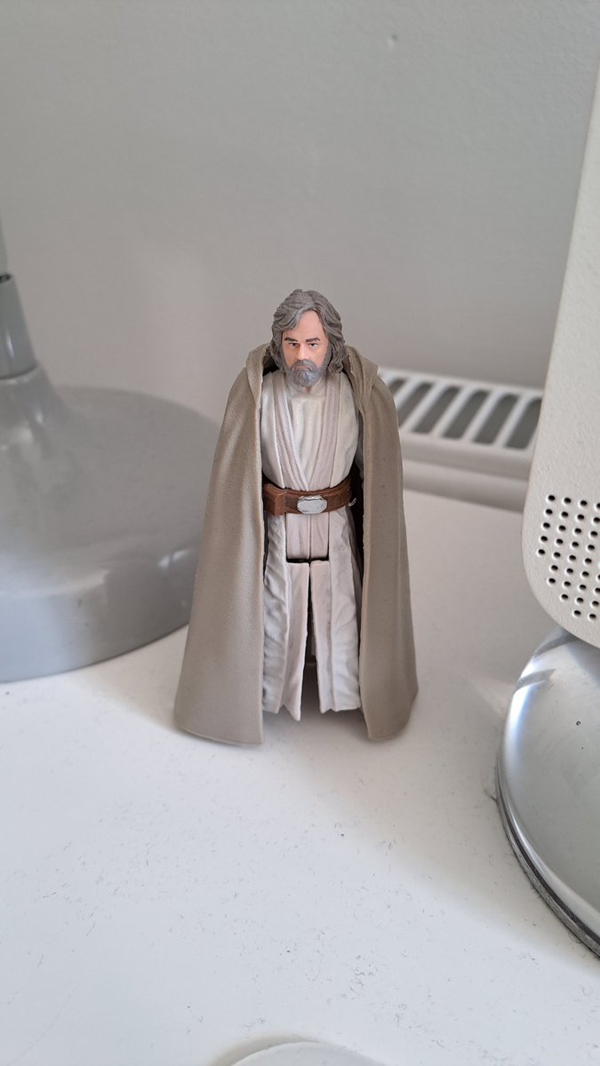 StandingStoneIE's tweet image. Luke Skywalker gives me disapproving looks when I procrastinate. When it gets a little warmer, he'll lose the robe for the summer...
@MarkHamill