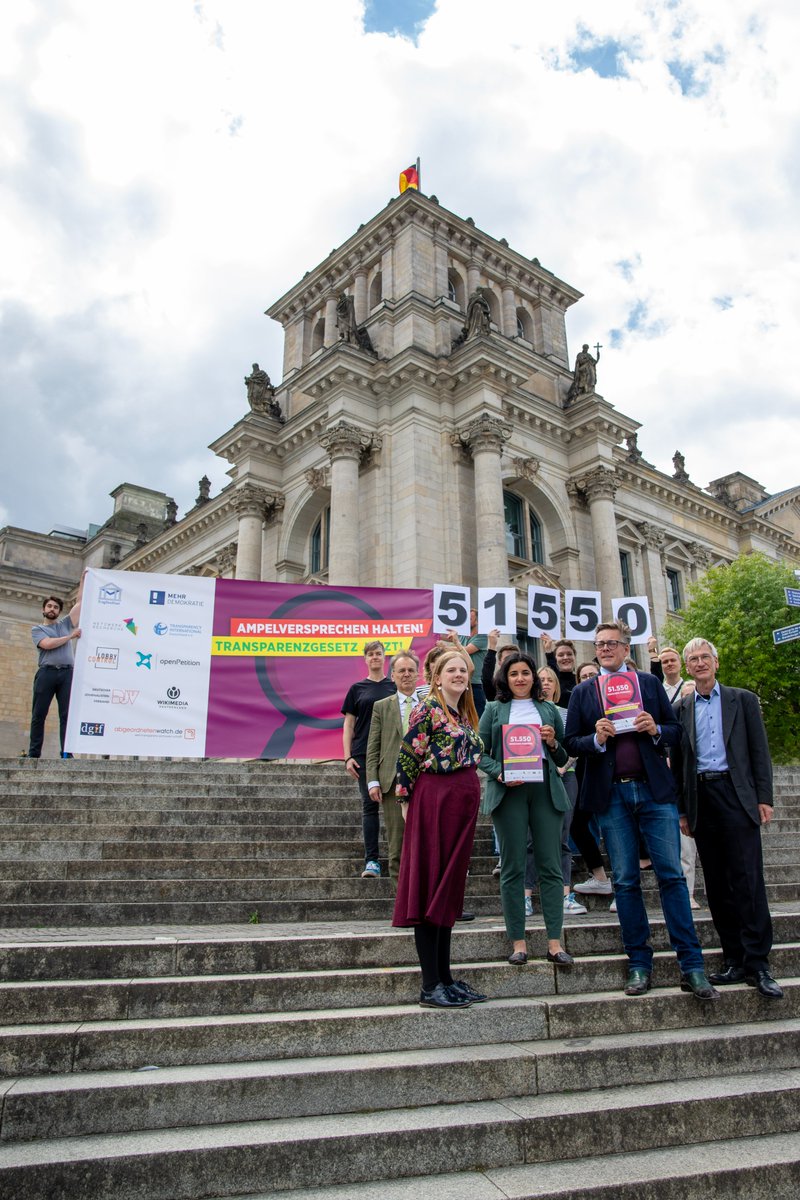 51.577 Menschen unterstützen unsere Petition für ein #Transparenzgesetz – danke für euren Einsatz!

Wir haben eure Unterschriften diese Woche an <a href="/KonstantinKuhle/">Konstantin Kuhle</a> <a href="/fdpbt/">Fraktion der Freien Demokraten</a>, <a href="/KonstantinNotz/">Konstantin v. Notz</a> &amp; <a href="/Bina_Khan_/">Misbah Khan</a> <a href="/GrueneBundestag/">Grüne im Bundestag 🇪🇺🏳️‍🌈</a> sowie <a href="/CarmenWegge/">Carmen Wegge</a> &amp; <a href="/annakassautzki/">Anna Kassautzki</a> <a href="/spdbt/">SPD-Fraktion im Bundestag</a> übergeben 👇