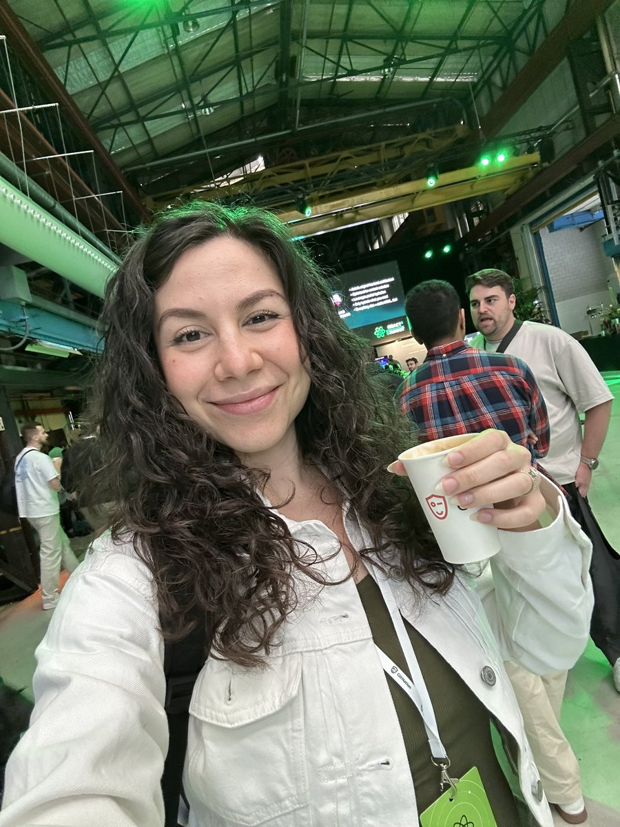 Una's tweet image. We out here! #reactsummit