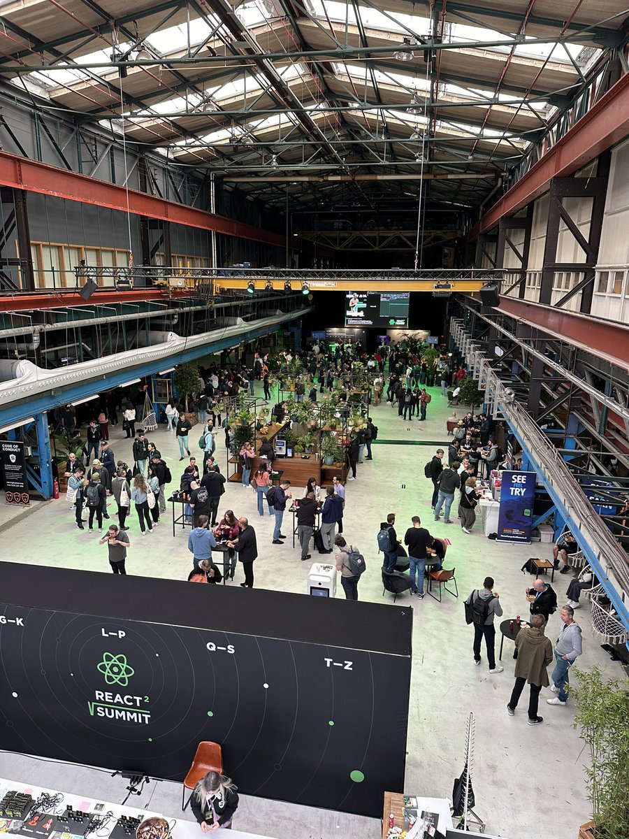 Una's tweet image. We out here! #reactsummit