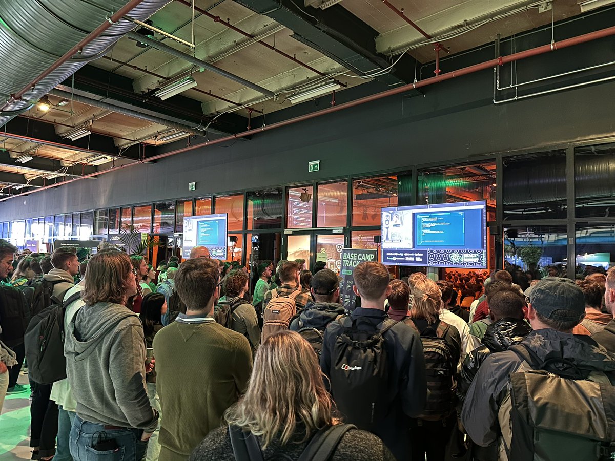 Una's tweet image. We out here! #reactsummit