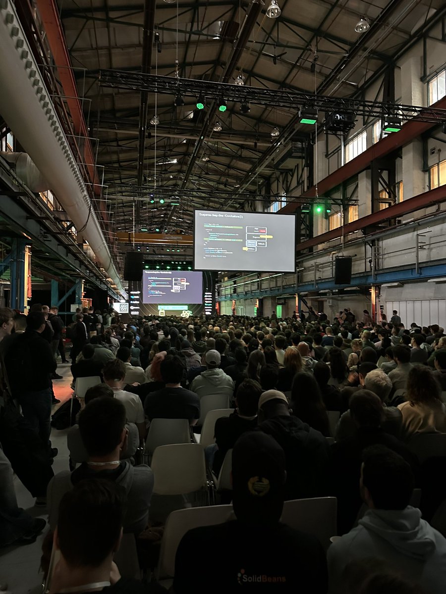 Una's tweet image. We out here! #reactsummit