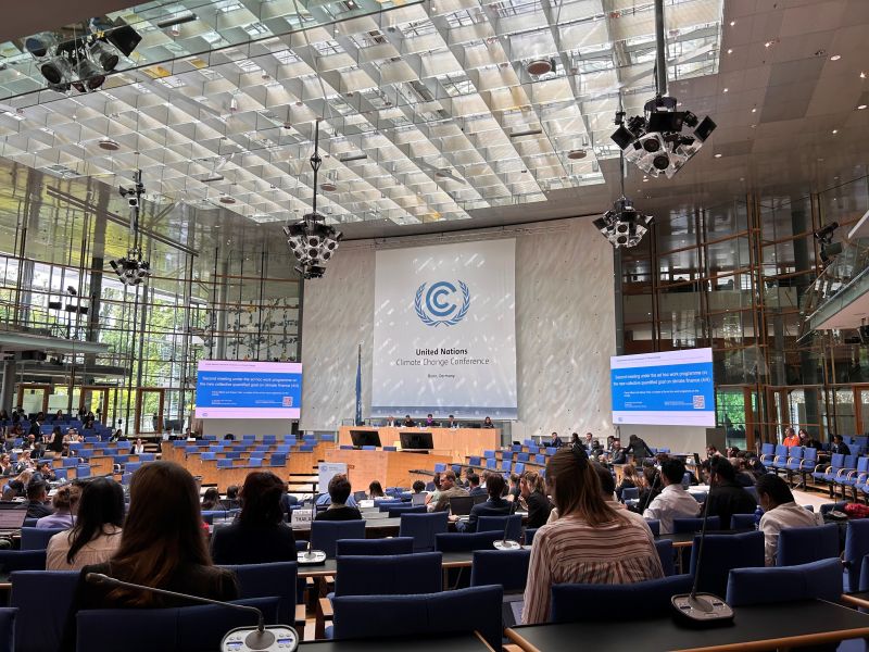 Gestern sind in Bonn die Klima-Zwischenverhandlungen #SB60 zu Ende gegangen, auf der die #COP29 vorbereitet wurde. Unsere Referentin <a href="/sophieknabner/">Sophie Knabner</a>  hat für VENRO an der Konferenz teilgenommen und fragt sich: Was nehmen wir aus Bonn mit?
linkedin.com/feed/update/ur…
