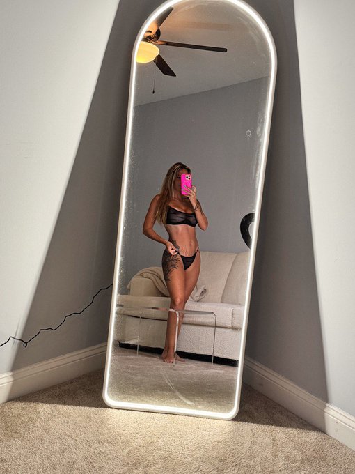 Love mirror selfies https://t.co/NfGVUbDamg