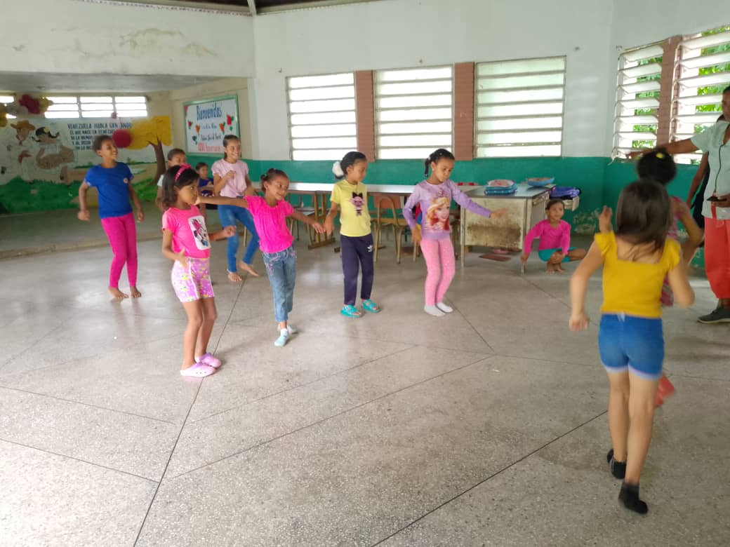 Debate de ideas con lo explicado en clases a través del circulo de la amistad, juegos ludicos y práctica de bailes tradicionales, fueron las actividades realizadas por los jóvenes de la CDLN Antonio José de Sucre.
#FrnsEdoBolívar
#VenezuelaYSuGenteBella
<a href="/FNNSimon/">Fund. El Niño Simón</a>
<a href="/YajairaApsuv/">Yajaira Arocha</a>