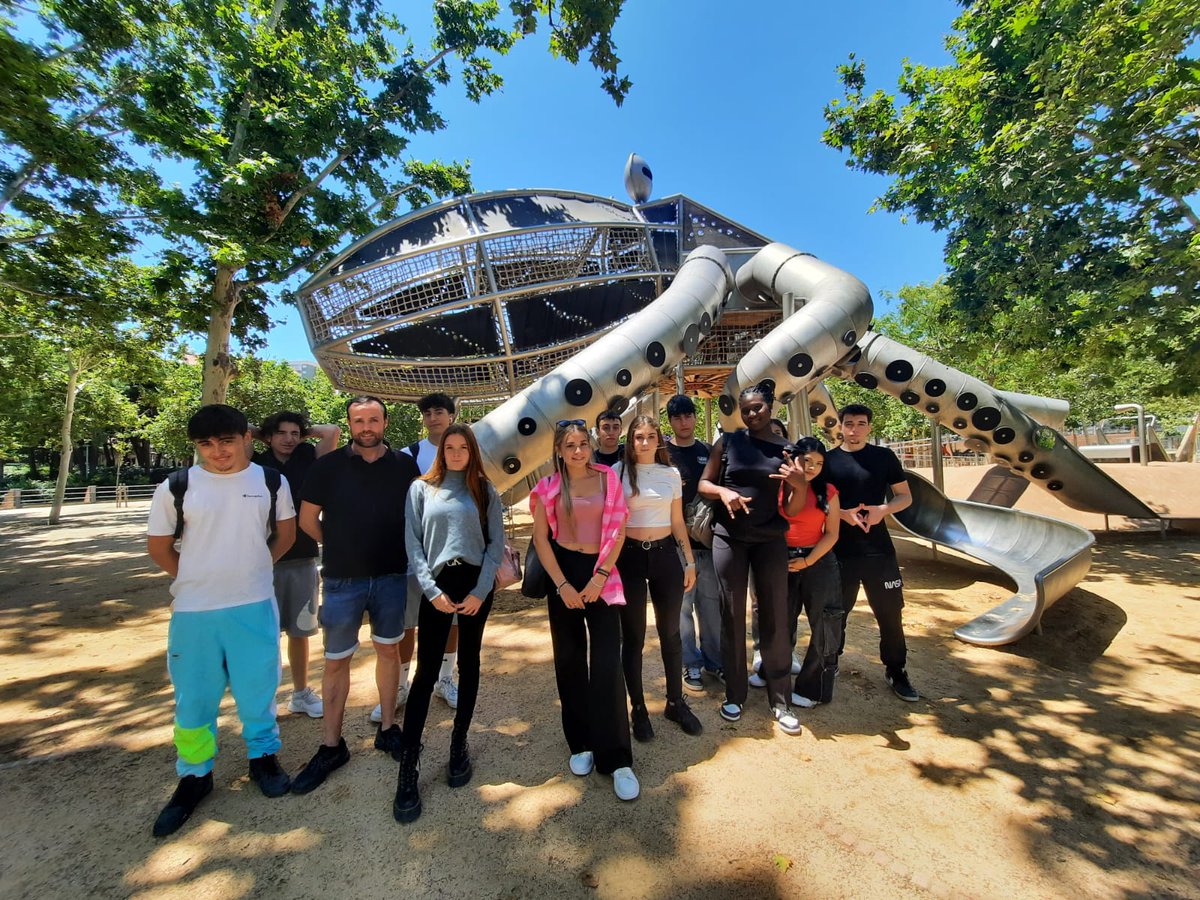 Ahir, els alumnes de 1r CFGM van fer una sortida a Barcelona per treballar tasques del seu monogràfic. Van visitar el CC La Maquinista i l'eix comercial del barri de St Andreu per fer la comparativa dels tipus de negoci i botigues.Han acabat l’activitat al Parc de la Pegaso. 👏🏻👏🏻