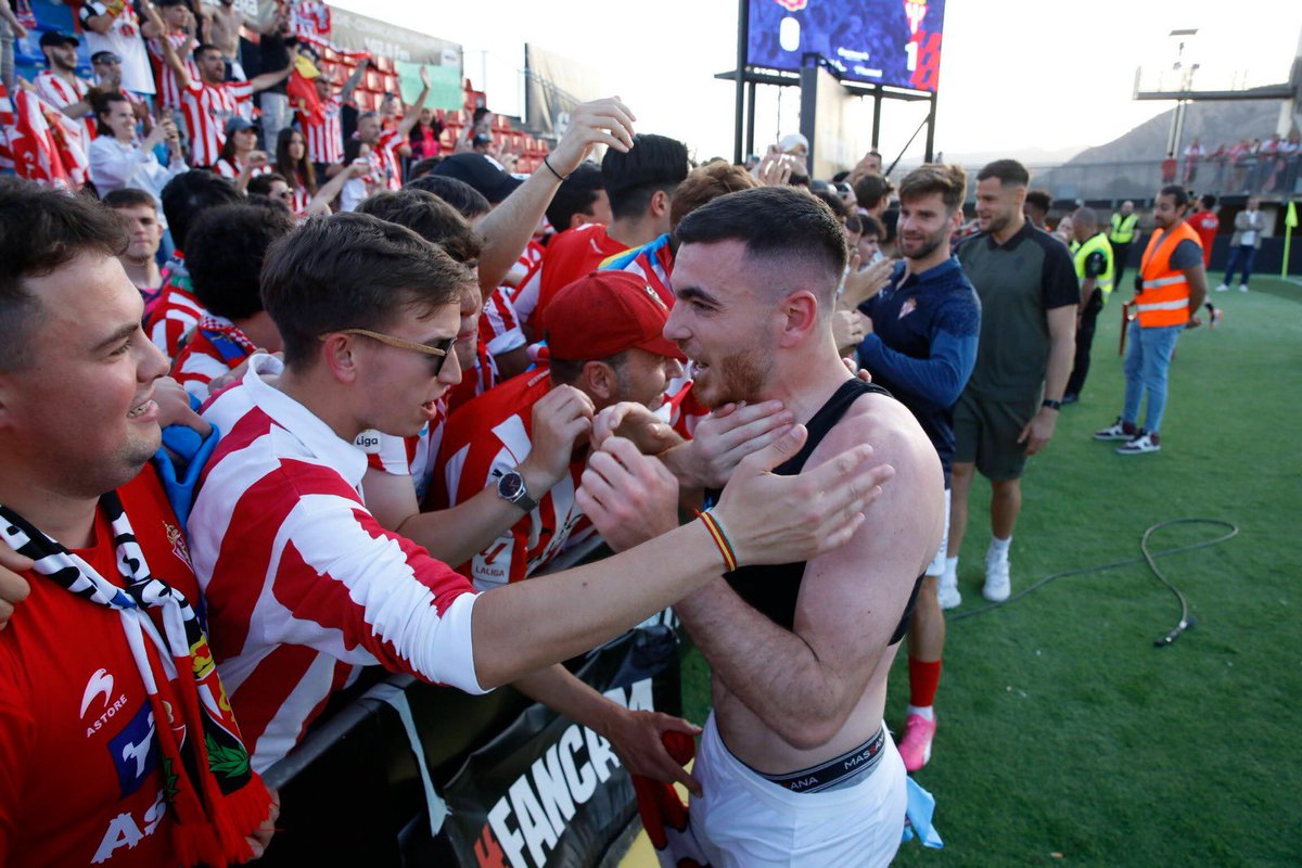 Orgullo y honor pertenecer a este equipo. 
Este grupo se merecía más, lo dimos todo pero a veces la vida no te lo devuelve. Se acabó el sueño del ascenso a primera y ha sido todo un privilegio compartir este año con todos vosotros.
Esto si es el Real Sporting de Gijón! ❤️🤍🤟🏻