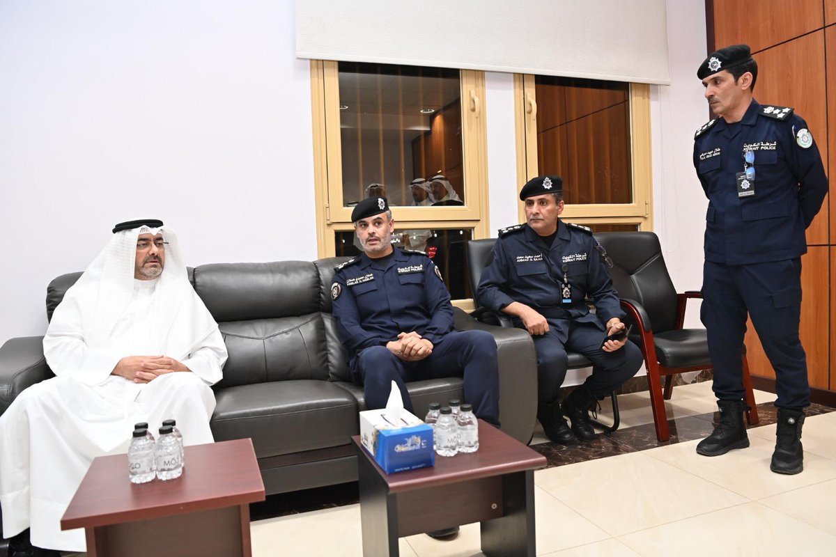بمشاركة عدد من الجهات الحكومية المعنية

محافظ العاصمة يقوم بجولة ميدانية في "بنيد القار" بهدف تطبيق القانون على المخالفات

• الحكومة عازمة بقوة على فرض هيبة القانون على الجميع ولن تسمح بأي تجاوز أو عشوائية وسيتم اتخاذ القرارات والإجراءات على المخالفين وفق الأنظمة واللوائح فوراً