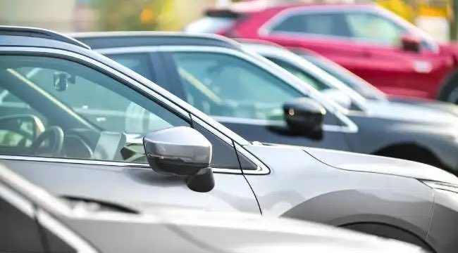 Ticaret Bakanlığı, Çin'den ithal edilen araçlara yüzde 40 ek vergi getirmişti. Türkiye'nin ayrımcı tarifelere son vermesini isteyen Çin Ticaret Bakanlığı, "Türkiye'nin elektrikli otomobil tarifesine dair aldığı karara şiddetle karşıyız" açıklamasında bulundu.