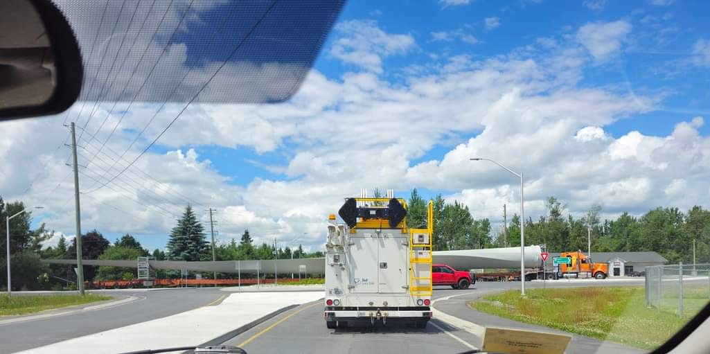 WindConcernsONT's tweet photo. Wind turbine blade transport to Nation Rise gumming up traffic in Kemptville this hour. Replacement for 4-yr-old turbine. Where are the old blades going? (And who thought taking a giant blade through a roundabout was a good idea?) @EdpRenewables https://t.co/9eHHQ8ciB9
