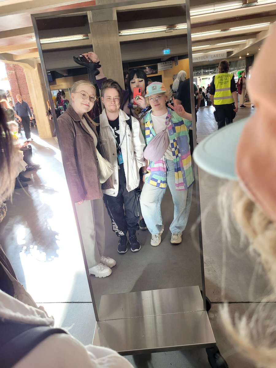 lalladeer's tweet photo. The first con day is over ! Two more to go phew https://t.co/SQCyK5d5YS