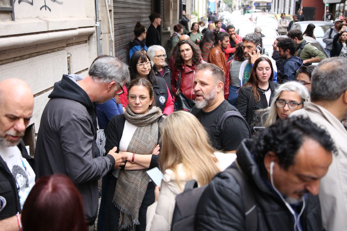 Vsiley's tweet photo. CONFERENCIA DE PRENSA

Exigimos la libertad inmediata de los 35 detenidos y detenidas arbitrariamente por expresarse en oposición a la Ley de Bases en el Congreso el pasado miércoles.

El Gobierno Nacional y la Justicia Federal tienen que obrar bajo el régimen constitucional, no guiados por dichos en notas periodísticas. 

Todos los que marchamos y protestamos lo hicimos en democracia, cobijados por nuestra Carta Magna. Acá no hay terroristas como señala Patria Bullrich, acá lo que hay es defensa activa de nuestro patrimonio, de nuestra soberanía y de nuestro futuro.