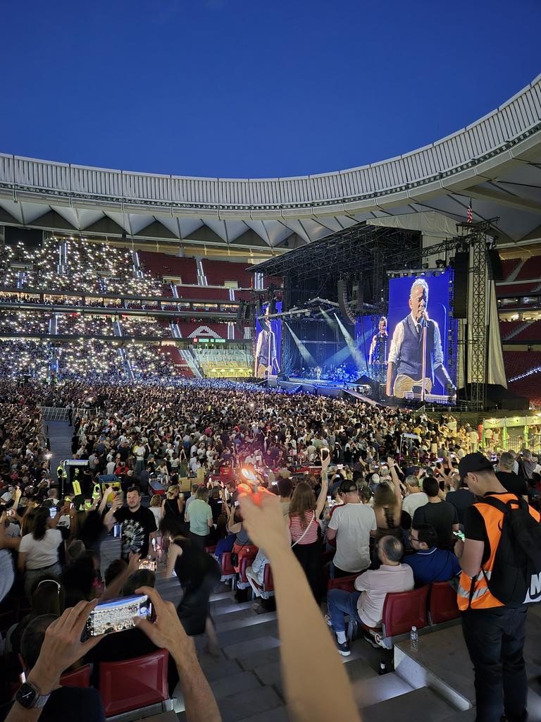 Hay clásicos y ahí están los clásicos...  donde esté un mechero que se quiten los móviles #bruce #clásicos #ponunmecheroentuvida