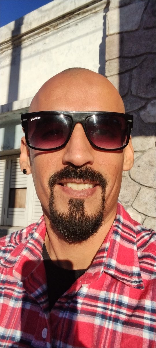 Viernes ... El Sol y Tu Cuerpo lo saben... Esperando alguien me vea como mira Giorgia a Milei 😂😎