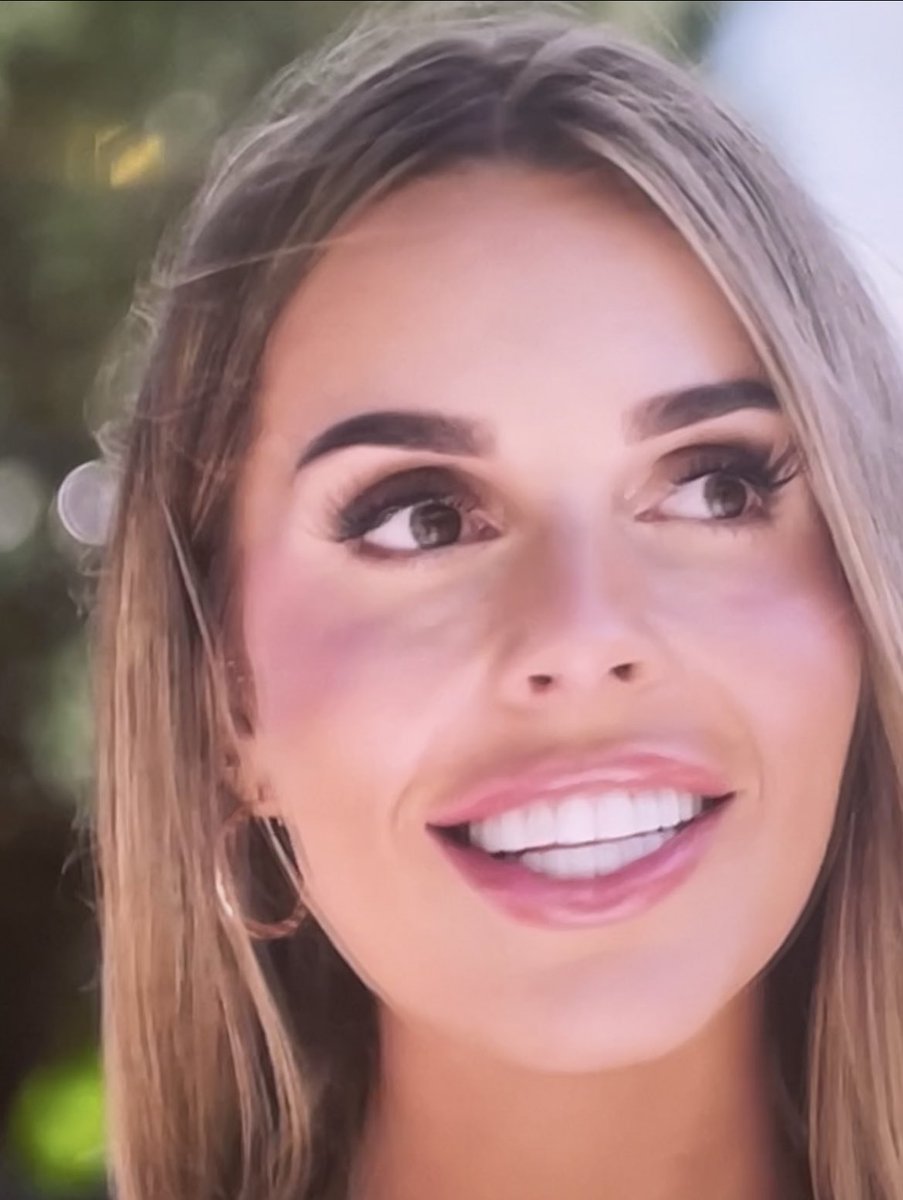 Raqavelli's tweet photo. I’m sorry, but from when someone said it I can’t unsee it😭#loveIsland https://t.co/xrcdYuq2yS