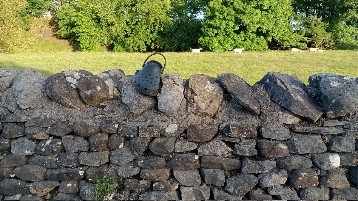 Fatbobtarn's tweet photo. Not sure this croc repair will take off. @LaikaTone Horton in ribblesdale need help. https://t.co/3EWCWoBmfu