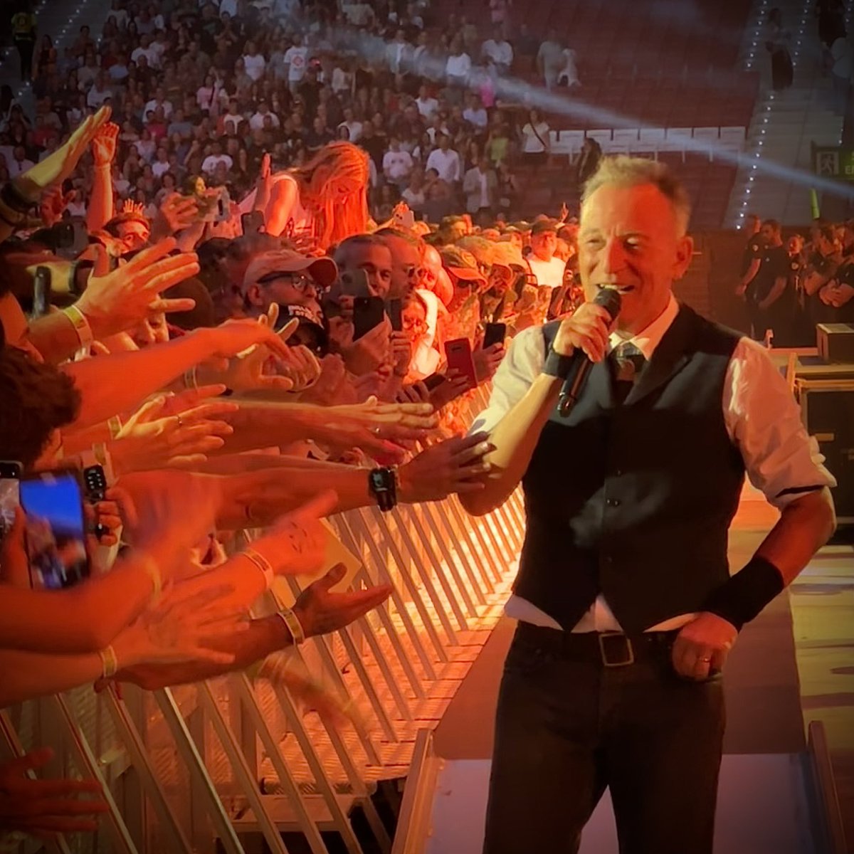 DoctorMusicTuit's tweet photo. Bruce Springsteen and The E Street Band hacen vibrar a Madrid con su segundo show en el Estadio Cívitas Metropolitano 🎸🥁🎷 JUST AMAZING! ❤ @springsteen https://t.co/ebIGtxmGSa