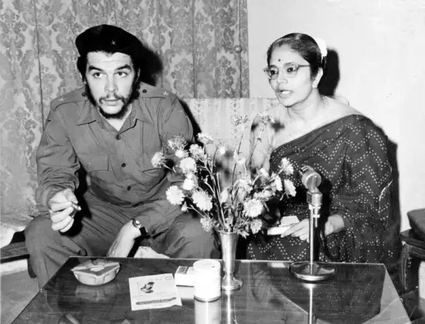 K.P. Bhanumathy while interviewing Che Guevara. Photo by P.N. Sharma, provided by K.P. Bhanumathy.
Photo by P.N. Sharma