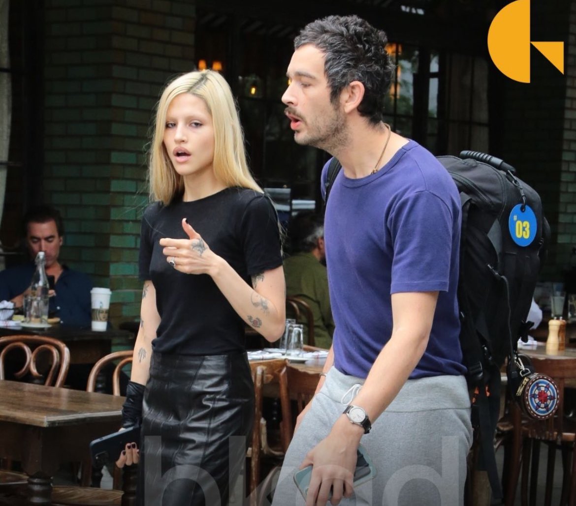 DaveMcNamee3000's tweet photo. Dee and Dennis in the Russian version of It’s Always Sunny https://t.co/dWb8SnXYTC