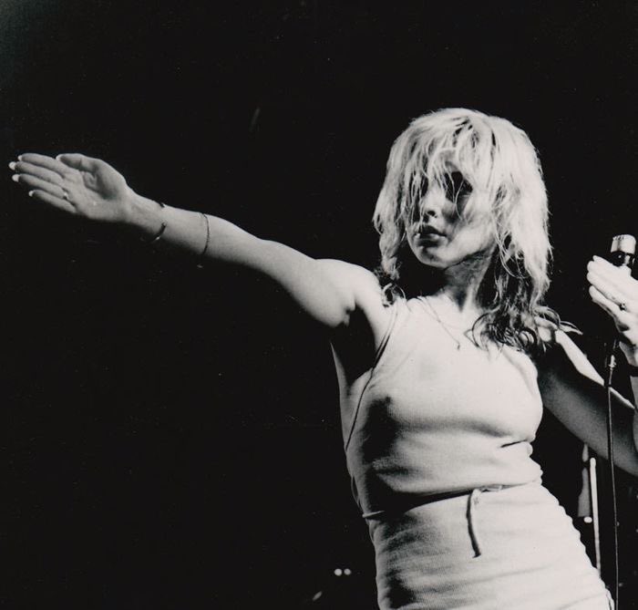 caught in the middle tweet media