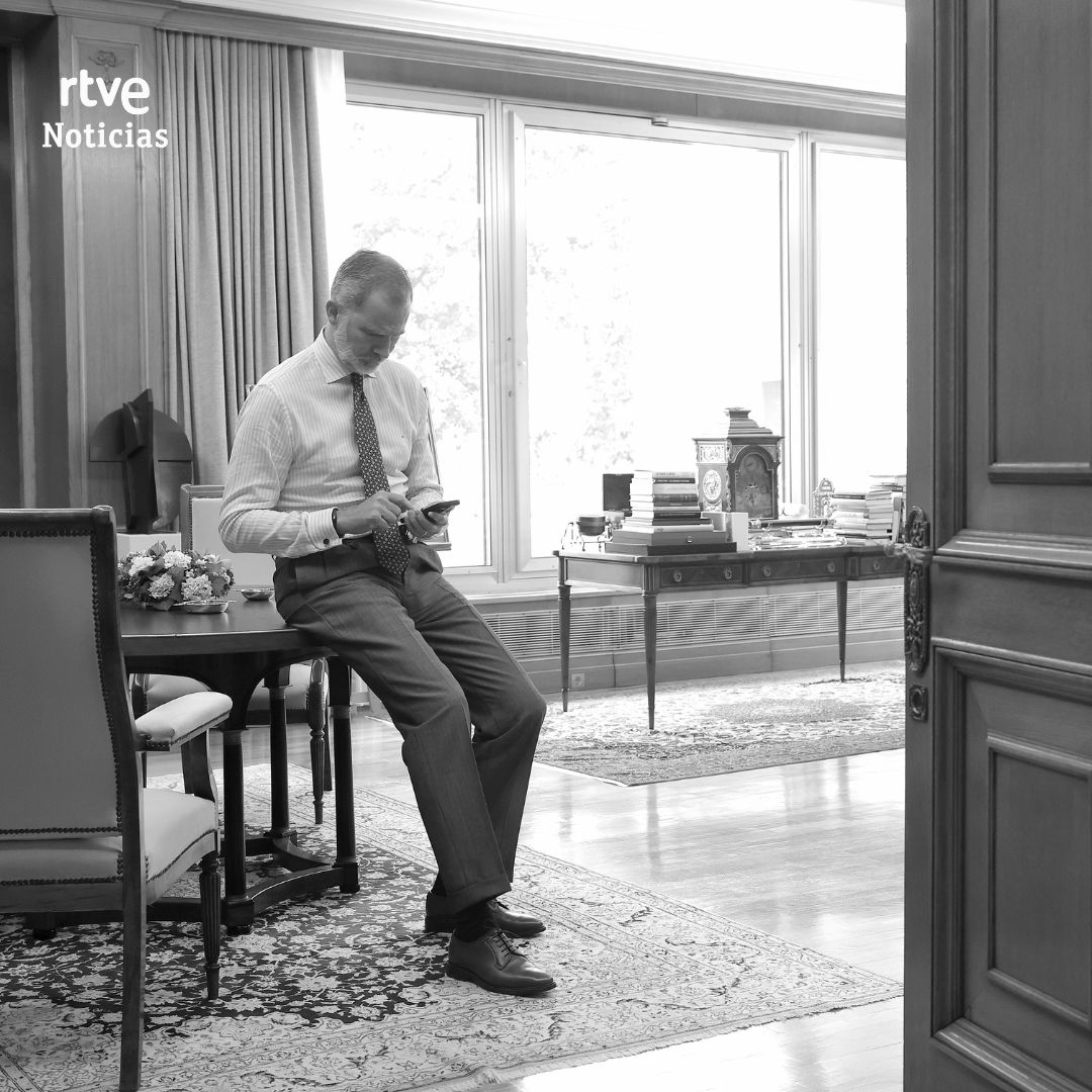 rtvenoticias's tweet photo. Con motivo del décimo aniversario de la proclamación como rey Felipe VI el próximo miércoles día 19, Casa Real ha distribuido nuevas fotos del jefe del Estado
https://t.co/cA113ajP3Q https://t.co/8uuRgcTZMq
