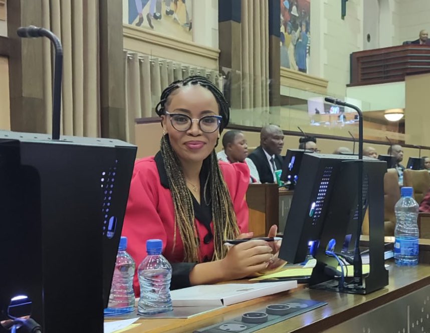 SarahMadingwana's tweet photo. 🏛️🇿🇦My heart is filled with hope! 🏛️🇿🇦

To @NobuntuSA @MmusiMaimane @AyandaAllie may your time in office be filled with productive debates, fruitful collaborations and positive contributions to our nation’s development!

Warm wishes for a successful term in office ✊🏽 https://t.co/LbzMFvkhbN