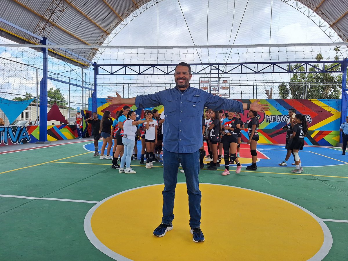 LuisJonasReyes's tweet photo. Entregamos una hermosísima cancha en la ruezga norte Parroquia Catedral. Un esfuerzo de nuestro trabajadores de @EmicaContigo que con mucho empeño y dedicación lograron garantizar un espacio para la masificación deportiva y para la captación de nuevos talentos. Gracias Presidente @NicolasMaduro por todo su apoyo para los habitantes de #Iribarren