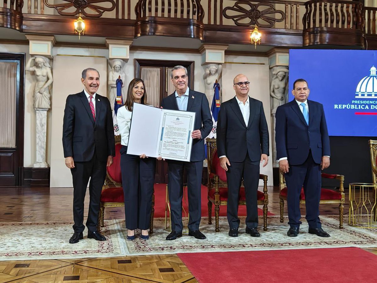 El día de ayer, nuestra rectora, la doctora <a href="/OdileCamilo/">Odile Camilo</a> Vincent, recibió formalmente de manos del presidente <a href="/luisabinader/">Luis Abinader</a> y el ministro de <a href="/MESCYTRD/">MESCyT</a>, doctor Franklin García Fermín, la certificación de evaluación quinquenal del <a href="/MESCYTRD/">MESCyT</a> 📜…