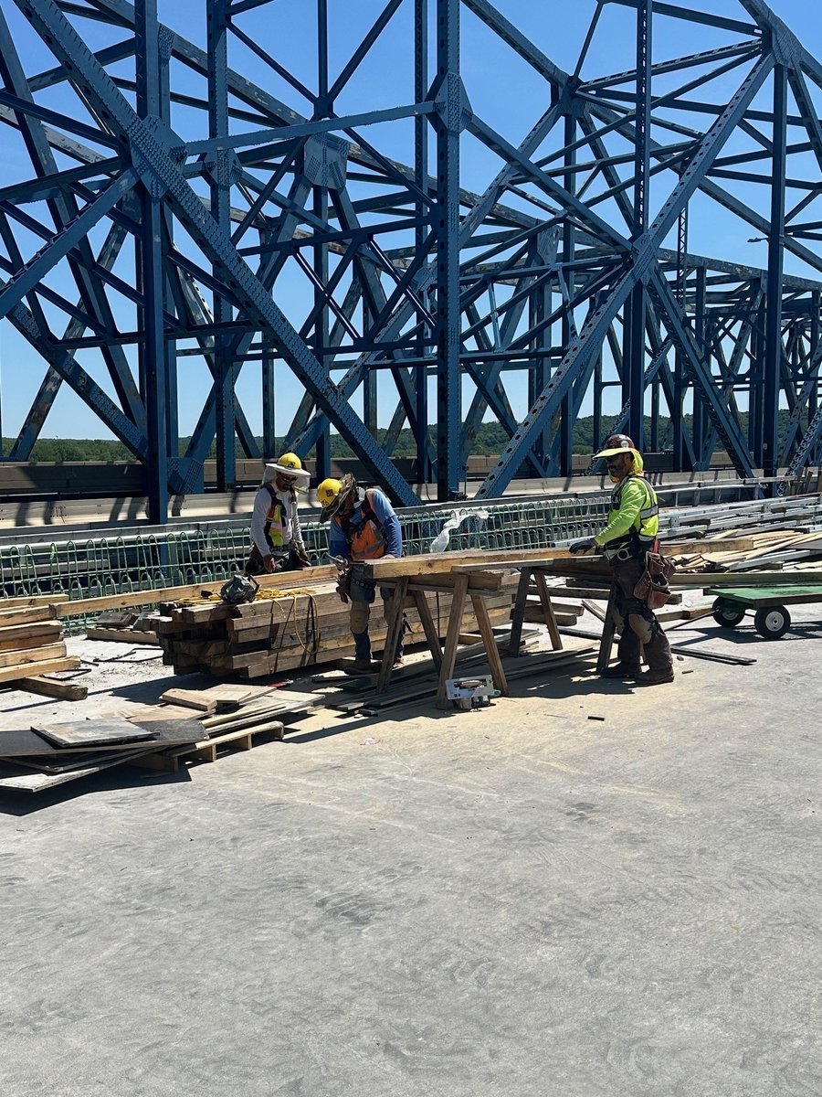 MidAmCarpenters's tweet image. Work continues on the McClugage Bridge in Peoria. Local 237 carpenters are decking the bridge and showcasing their skilled training. The new bridge, which will increase safety and reduce travel times, is expected to be completed this year.
#Local237 #MidAmCarpenters