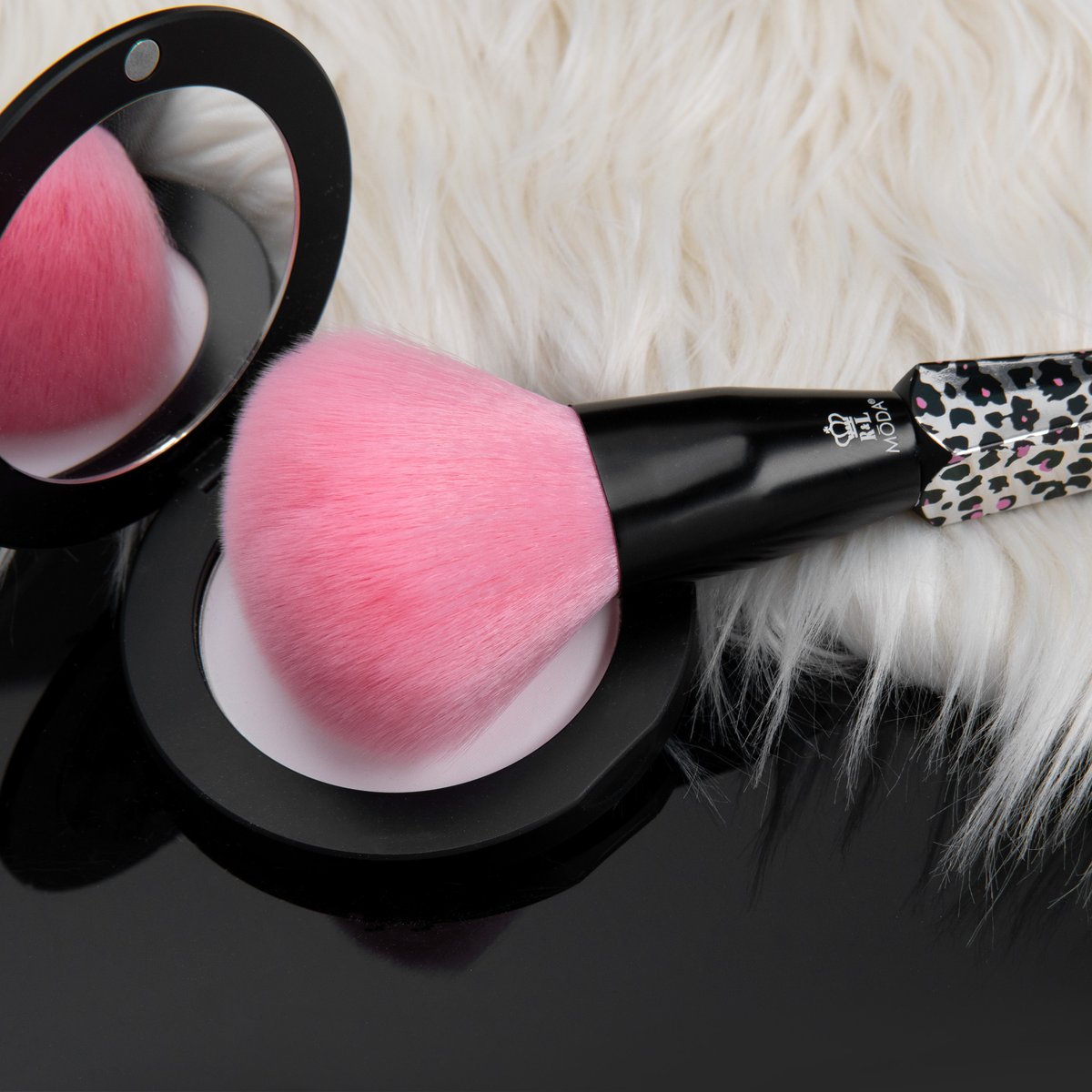 modabrush's tweet image. The search is over 🎉
The perfect brush for applying powder is here! 
Gently set &amp;amp; blend your makeup to ensure uniform contouring and foundation.
cur.lt/vqnjuil77
#modabrush #modapinkleopard #powderbrush #veganmakeup #leopard #leopardprint #animalprint #summermakeup